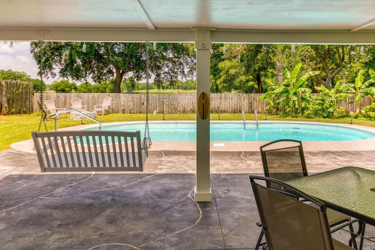 Gulf Breeze Vacation Rental For 2 With Pool Access! Exterior photo